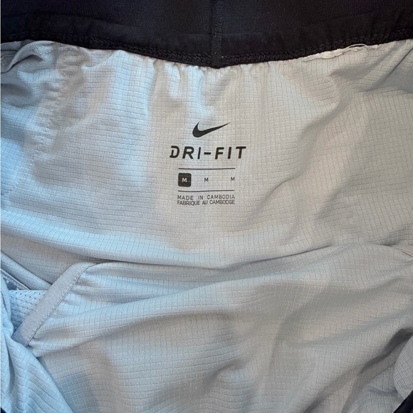 Like new! Nike Dri-Fit running trail shorts 5” - Picture 4 of 5